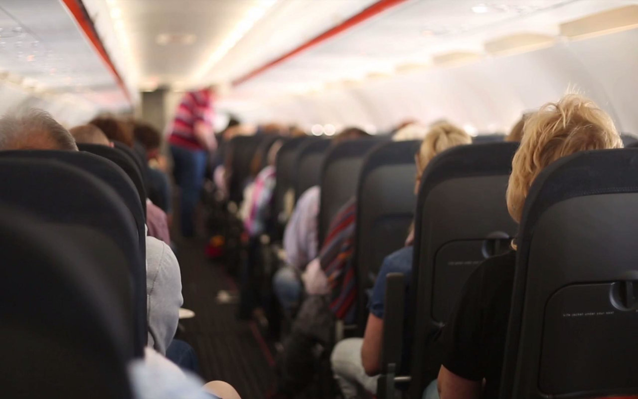 Kepergok Pesta Pora di Pesawat, Sejumlah Orang Terdampar Usai Maskapai Batalkan Penerbangan Pulang