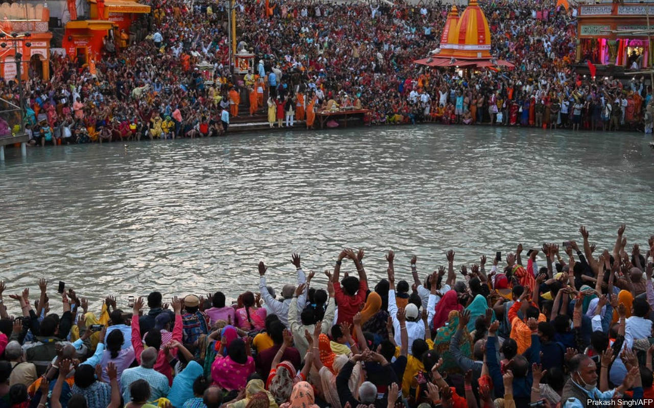 Dihantui Omicron, 1 Juta Warga India Malah Siap 'Berendam Bersama' di Sungai Gangga