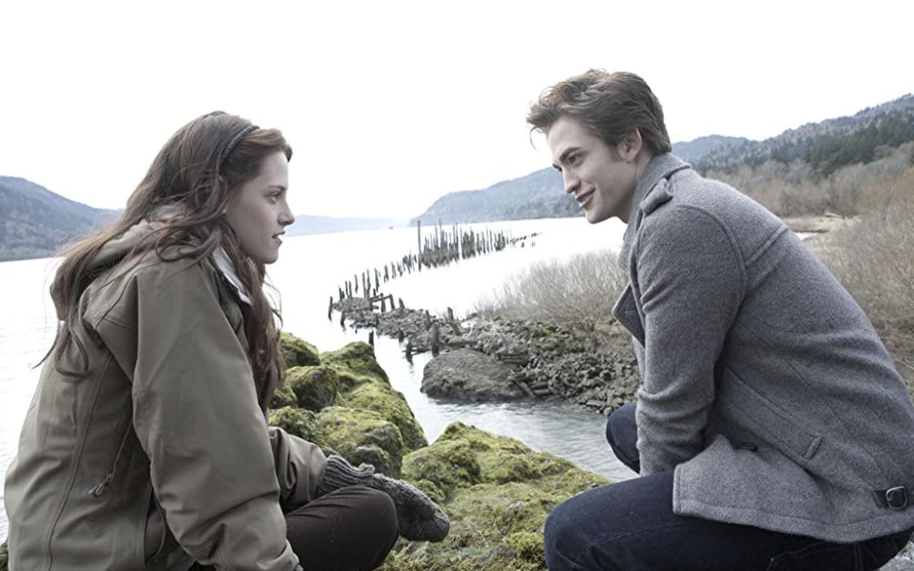 Sutradara 'Twilight' Sempat Ketar-Ketir Soal Adegan Ciuman Robert Pattinson dan Kristen Stewart