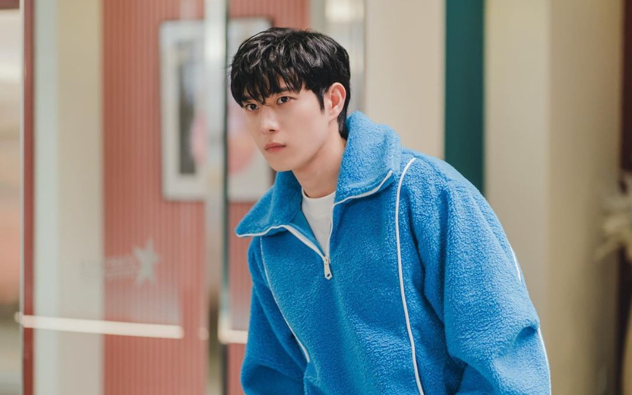 Perankan Aktor Populer Di 'Shooting Star', Begini 8 Potret Charming Kim Young Dae