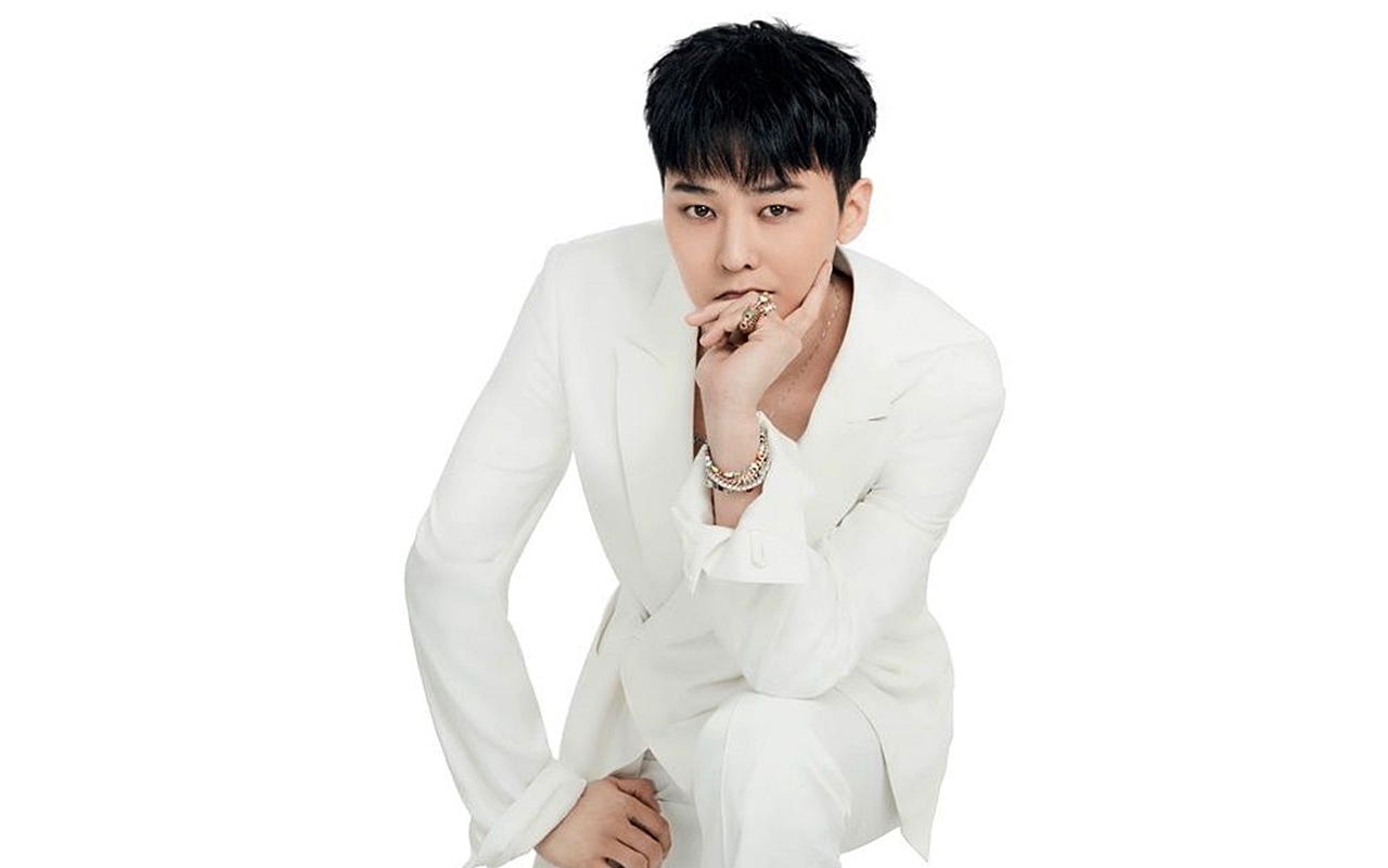 G-Dragon BIGBANG Pemotretan Telanjang Dada Dipeluk Model Cantik