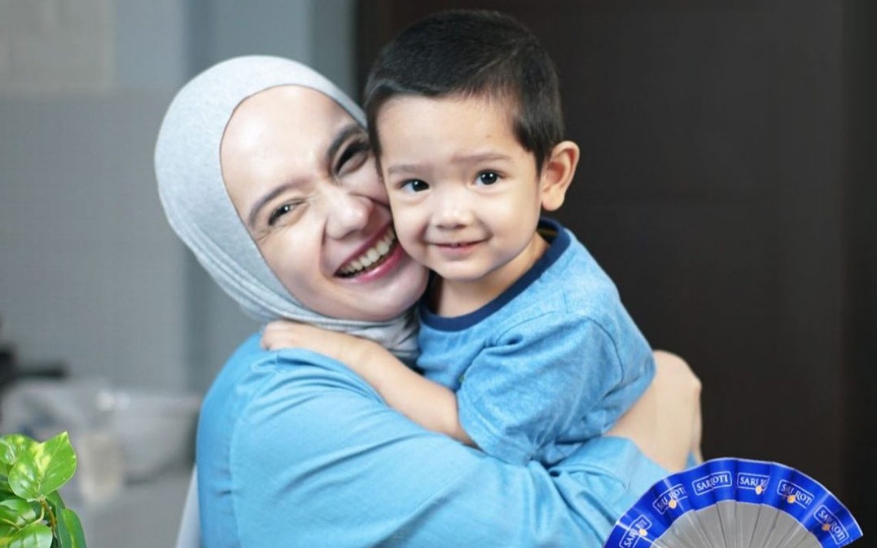 Diterpa Isu Cerai Dengan Arya Saloka, 10 Potret Strong Mom Putri Anne ...