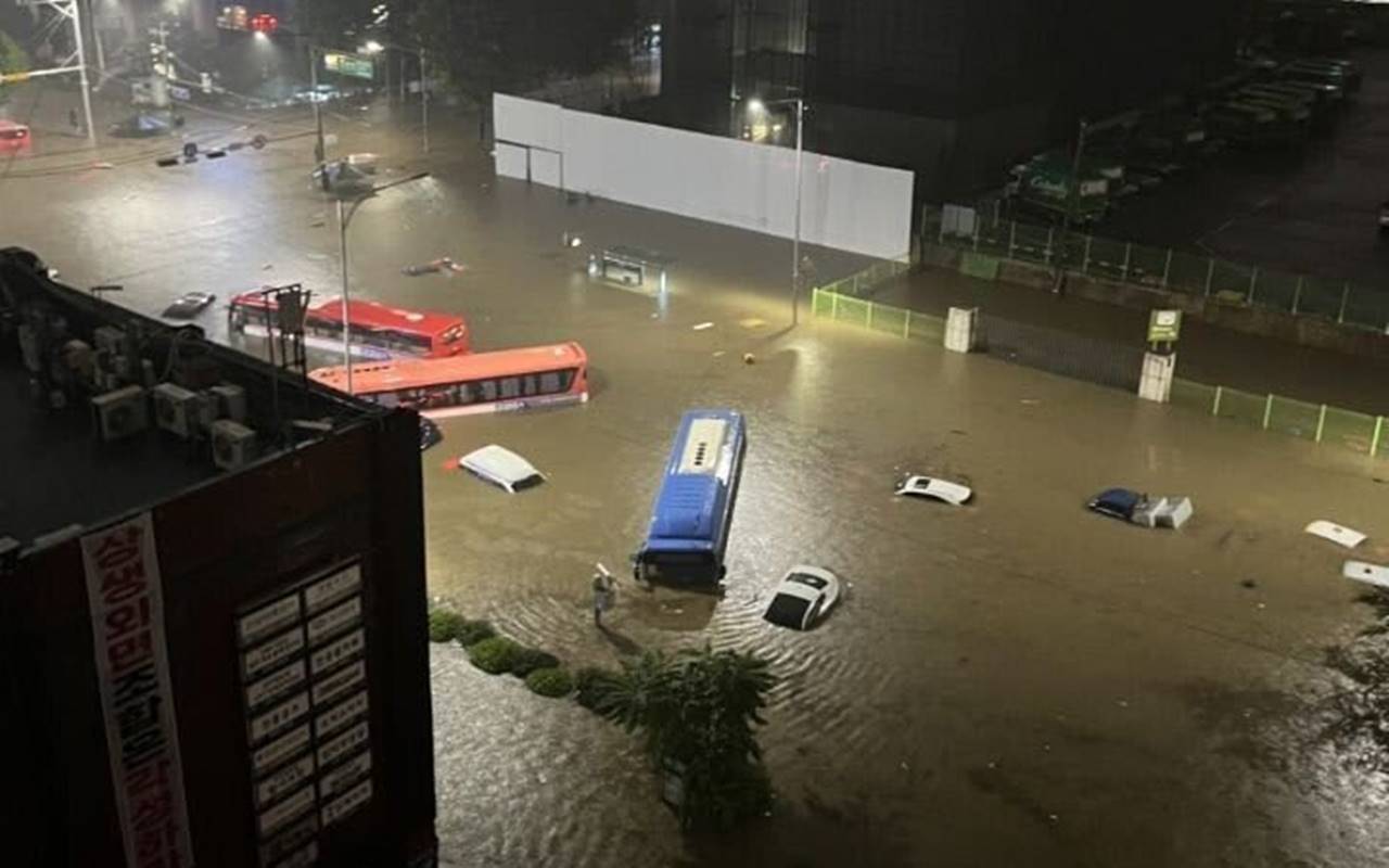 Hujan Lebat Akibatkan Banjir Di Seoul, Stasiun Kereta Dan Puluhan Kendaraan Terendam