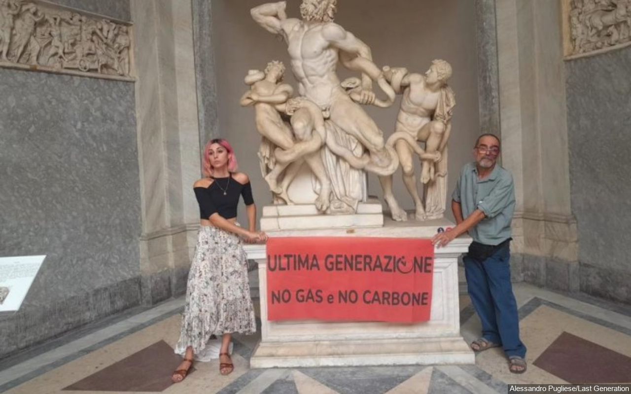 Dua Aktivis Iklim Tempelkan Tubuh ke Patung Terkenal di Museum Vatikan Pakai Lem