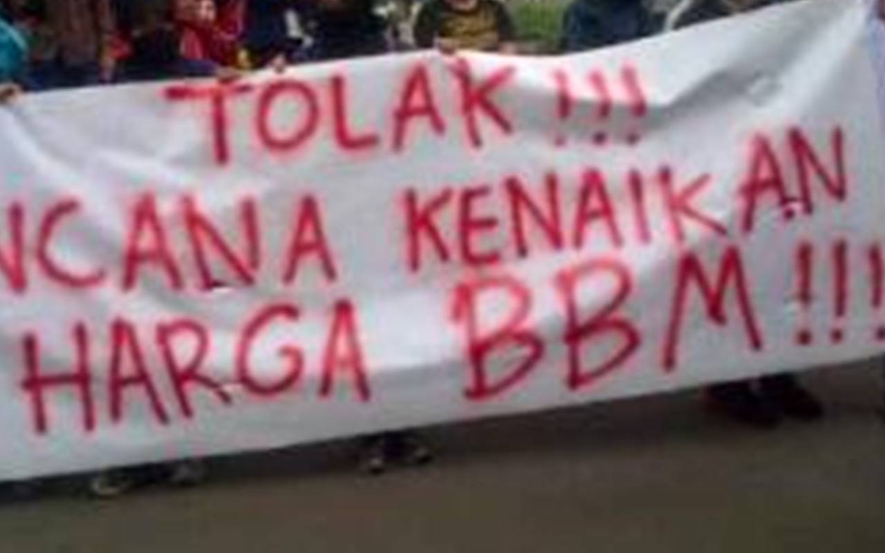 Massa Bakar Poster Puan Maharani Saat Demo Kenaikan Harga BBM di Medan