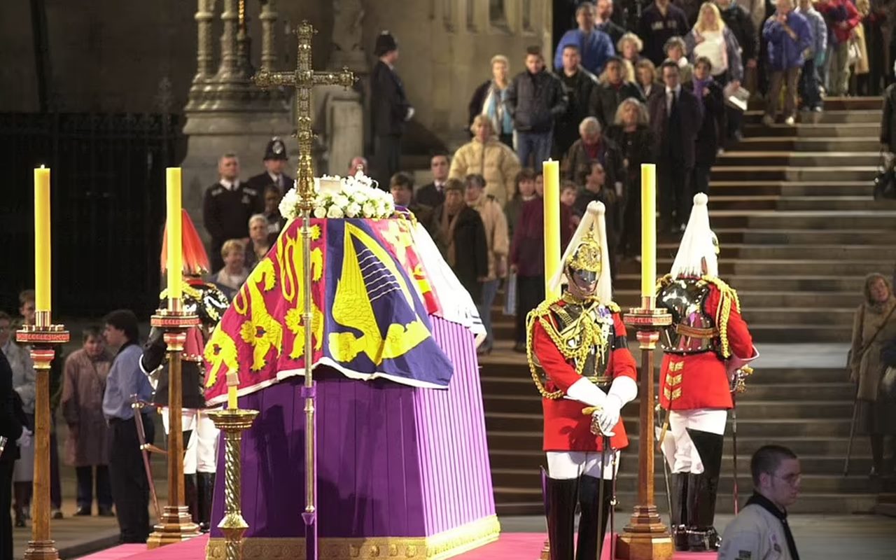 Detik-Detik Anggota Penjaga Kerajaan Ambruk di Dekat Peti Mati Ratu Elizabeth II