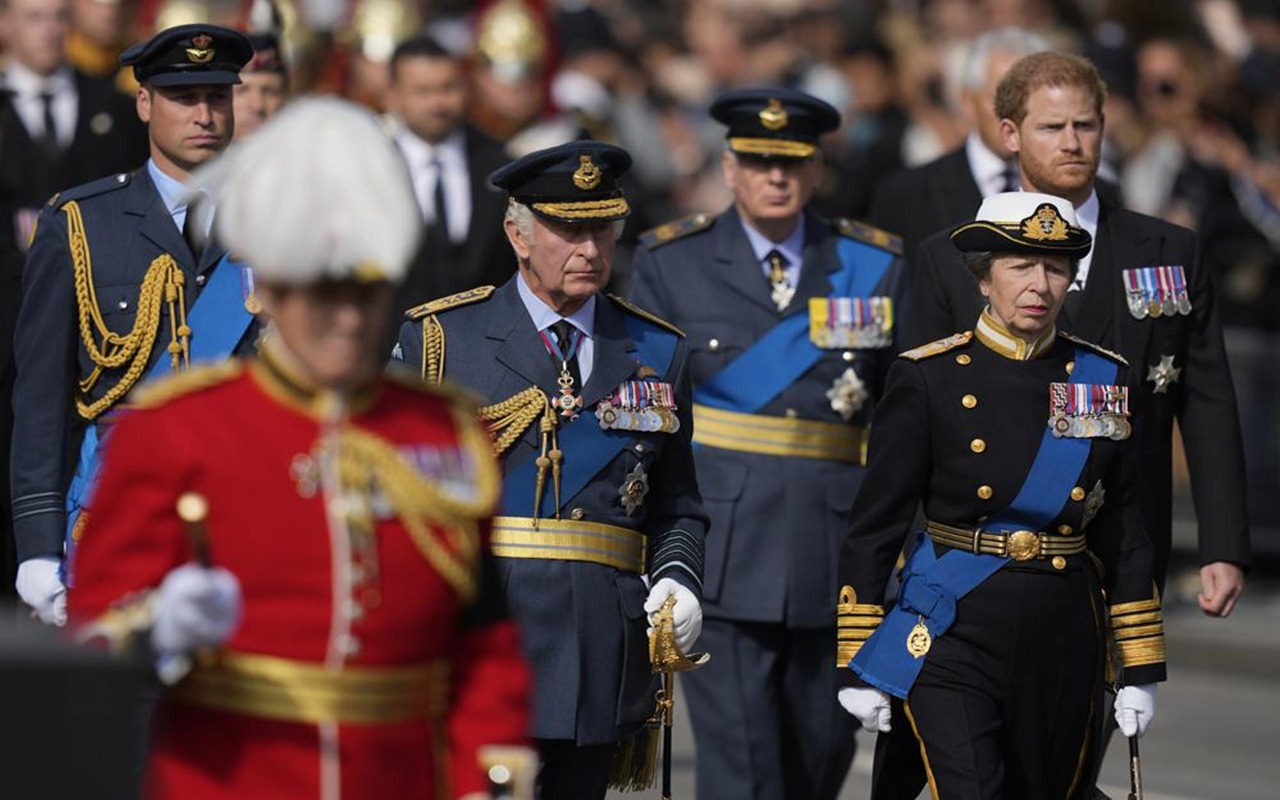 Pangeran William-Harry Berjalan Berdampingan Iringi Peti Ratu, Bangkitkan Memori Akan Putri Diana