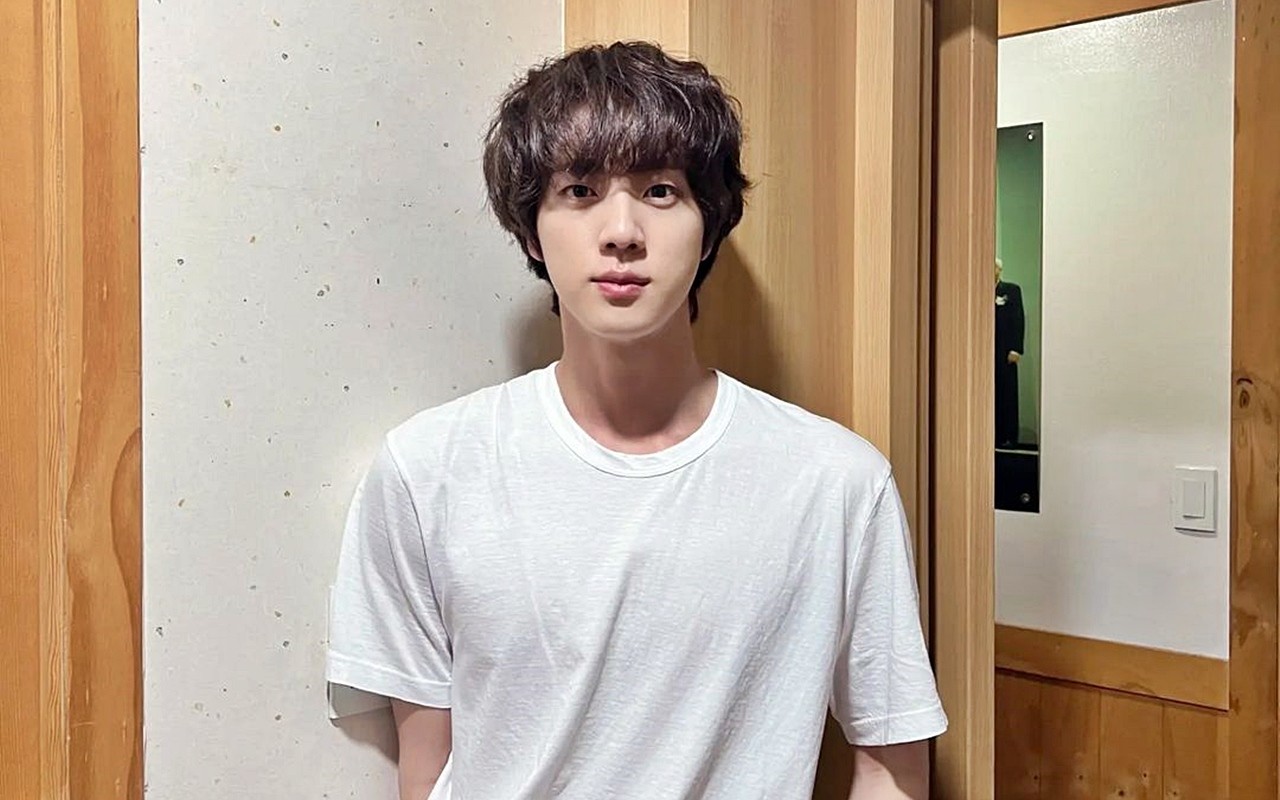 Dipakai Sampai Buluk, Harga Sandal Selop Jin BTS Bikin Tercengang