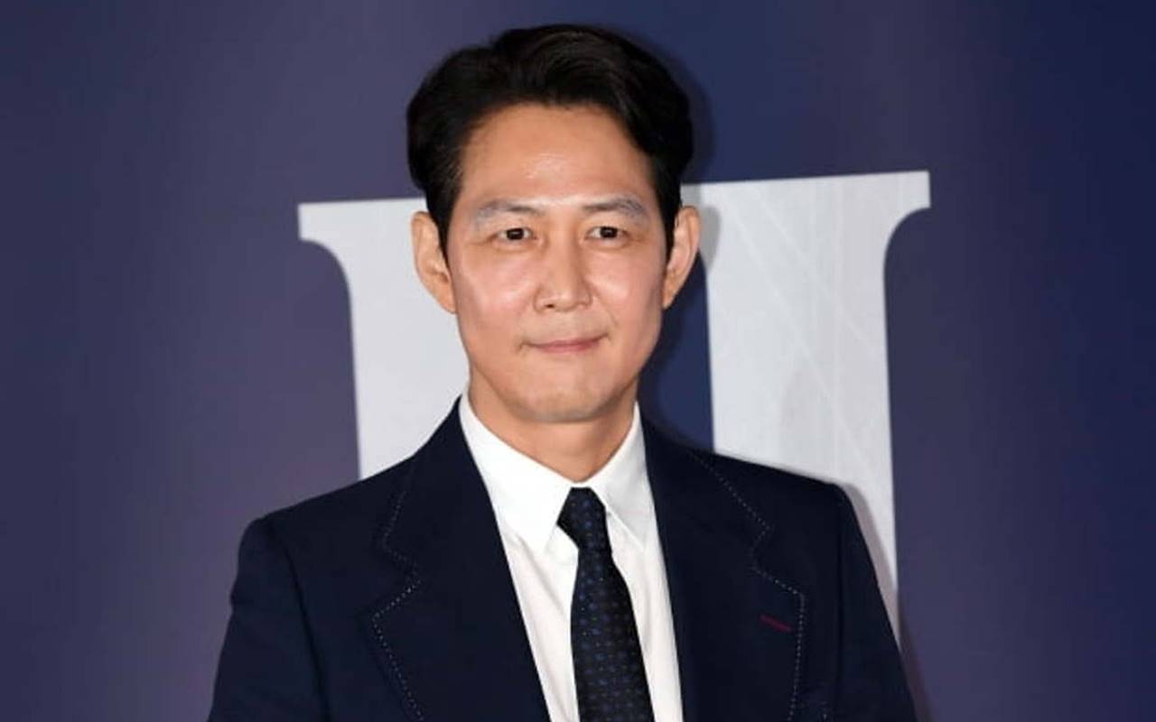 Lee Jung Jae Terpantau di Hutan Inggris untuk Syuting Star War 'The Acolyte'