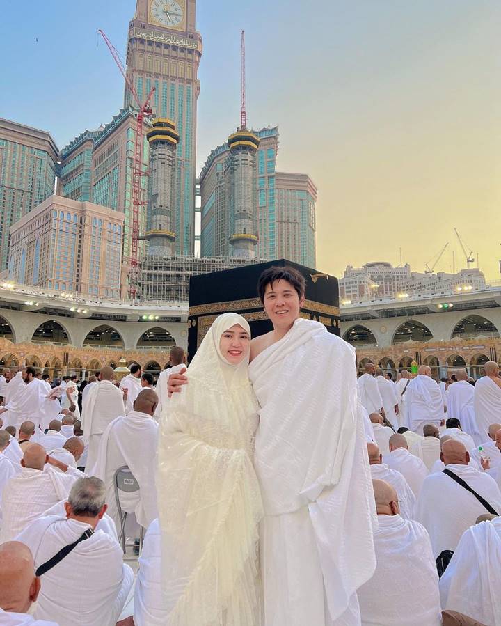 Pose Manis Di Depan Kabah 6722