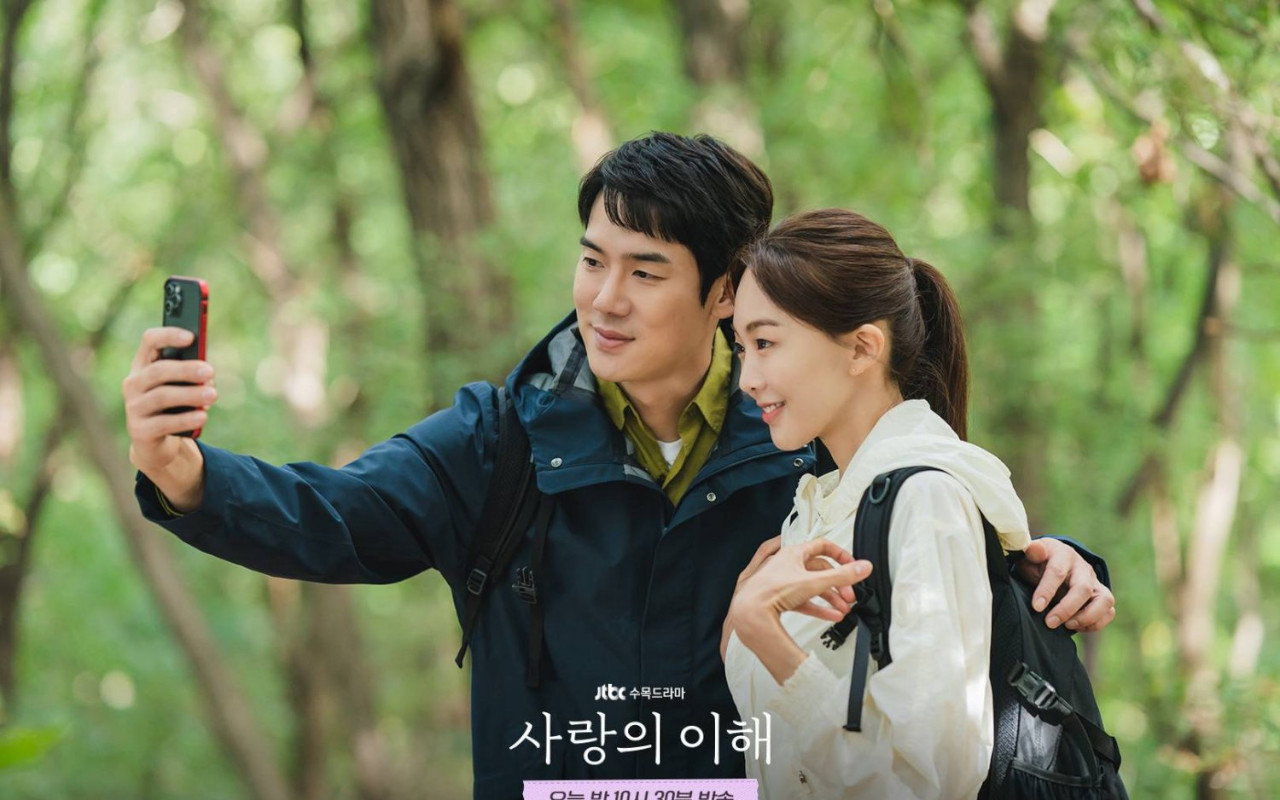 Yoo Yeon Seok Kewalahan Saat Syuting Adegan Ciuman Bareng Geum Sae Rok di 'The Interest Of Love'