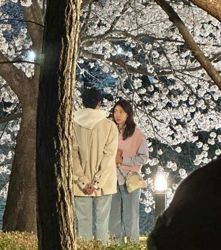 Park Shin Hye & Park Hyung Sik Romantis Syuting \'Doctor Slump\' di Bawah Pohon Sakura