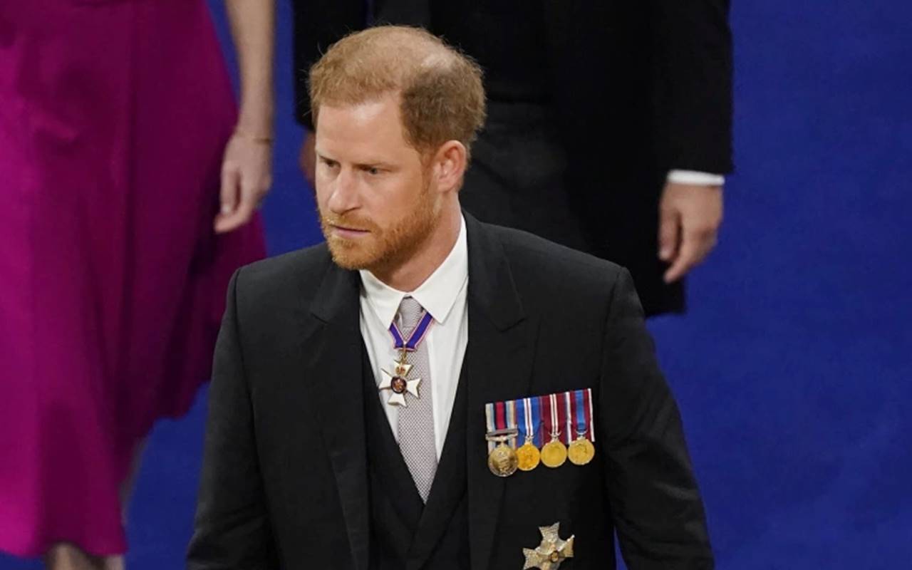 Prince Harry Full Senyum Di Penobatan Raja Charles, Momen Asyik ...