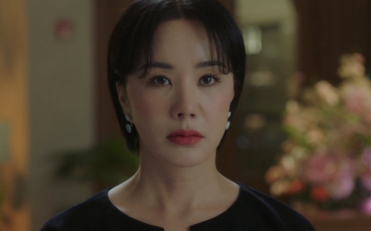 Visual di 'Doctor Cha' Dikritik, Uhm Jung Hwa Bernasib Sama Dengan Jeon Do Yeon di 'Crash Course'