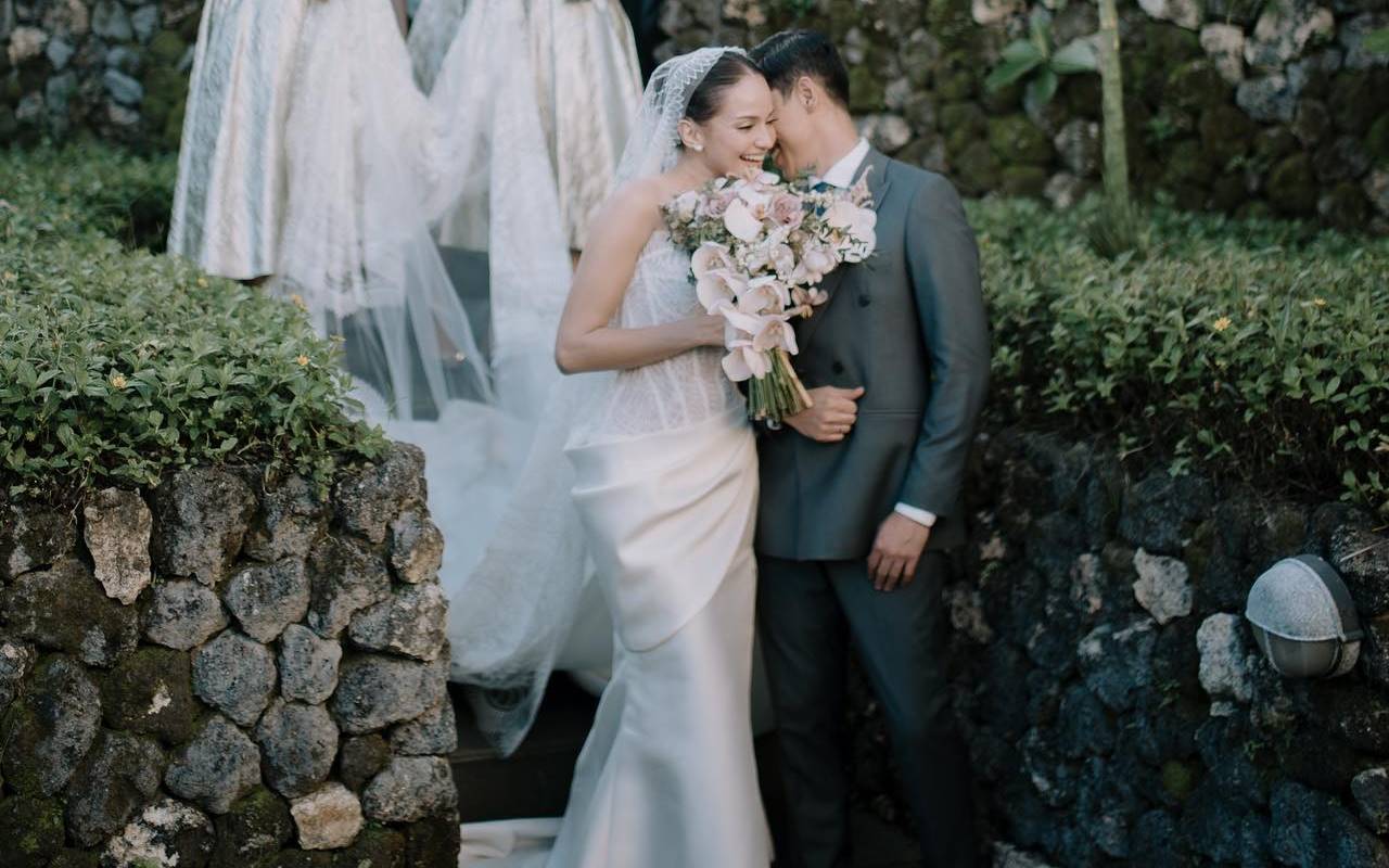 Enzy Storia Pamer Momen Wedding Kiss Ciuman Hot Maulana Kasetra Di