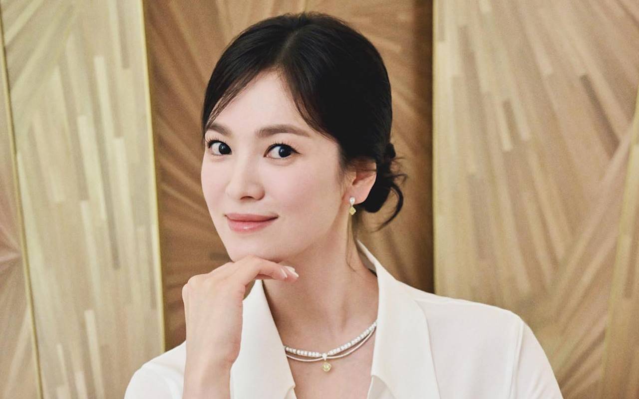 Song Hye Kyo Balik ke Tampilan Rambut Panjang Klasik di Iklan Terbarunya