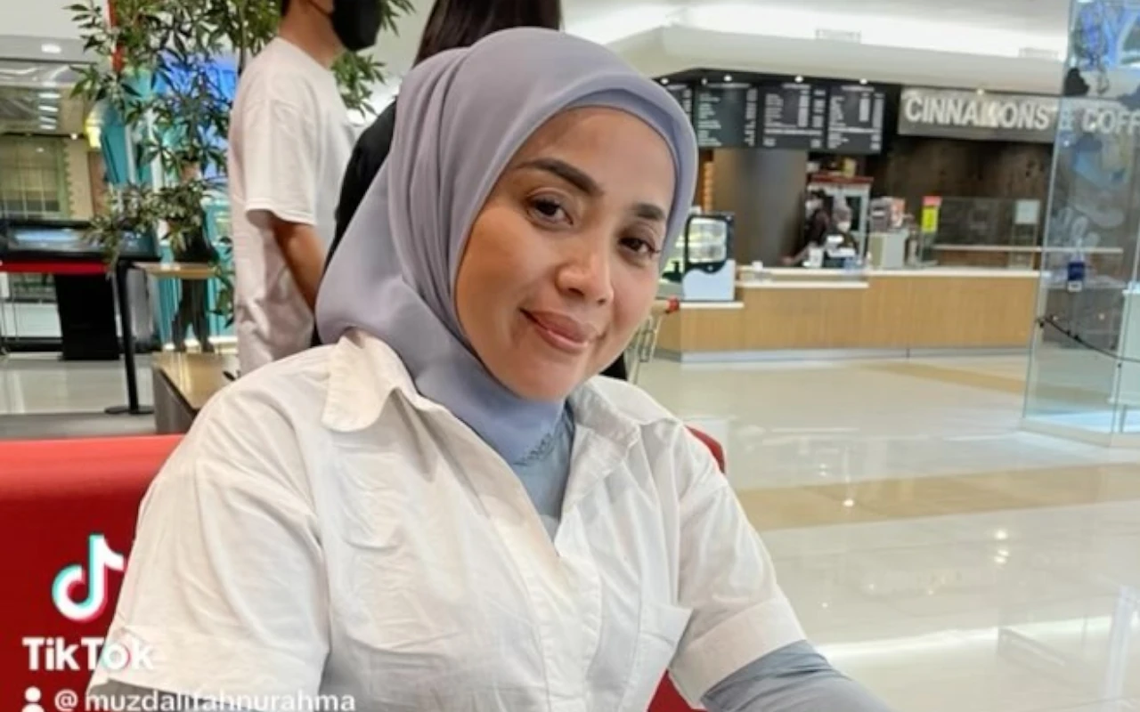 Dituding Bangkrut, Muzdalifah Eks Istri Nassar Bongkar Alasan Jual Tisu dengan Untung Cuma Rp200