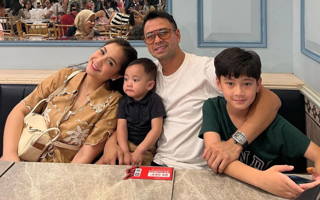 Raffi Ahmad Ajak Anak Berjemur Bak Family Man Sejati, Rayyanza Pamer Gaya Andalan