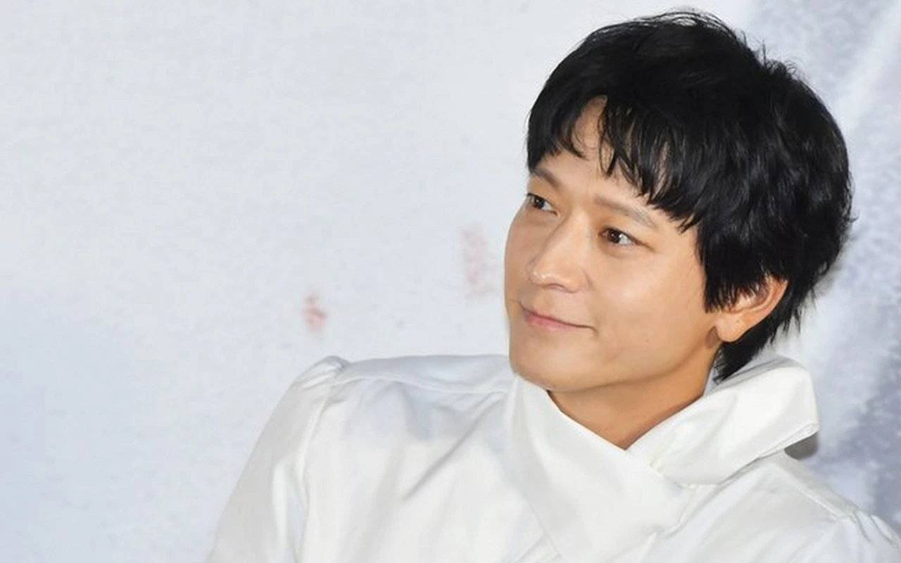 Kang Dong Won Sukses Bikin Kejutan Usai Bawa 'Hati' Saat Sesi Foto Di Acara Film Barunya