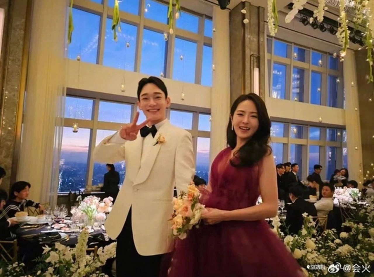 Visualnya Dipuji, Chen EXO Perdana Kenalkan Sang Istri Ke Publik di Pesta Pernikahan