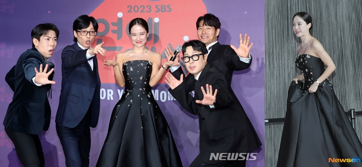 Penampilan Song Ji Hyo dengan Gaun Terbuka di SBS Entertainment Awards 2023 Dikagumi Jurnalis Korea