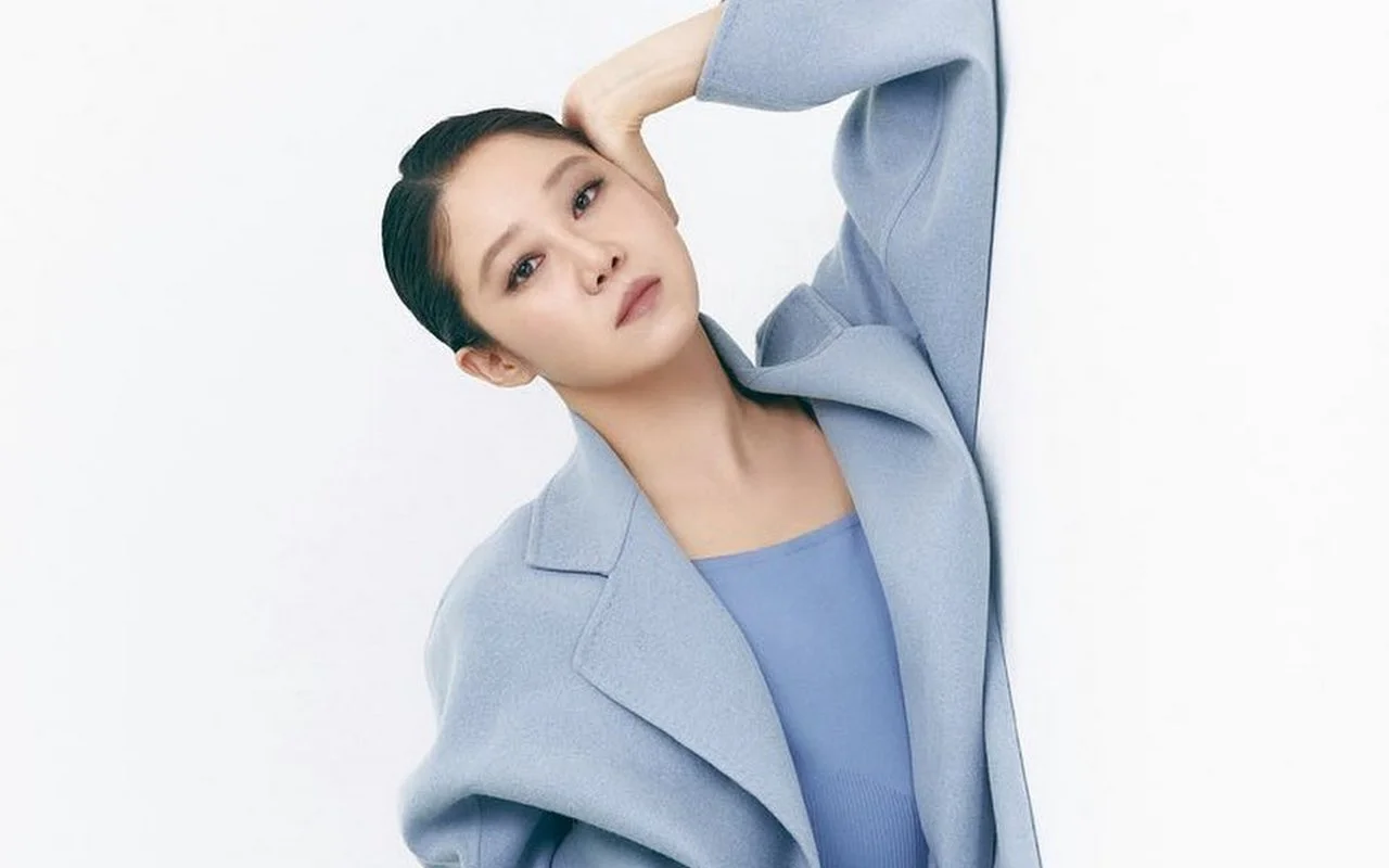 Gong Hyo Jin Bikin Salfok Gara-Gara Penampakan Bayangan Foto  
