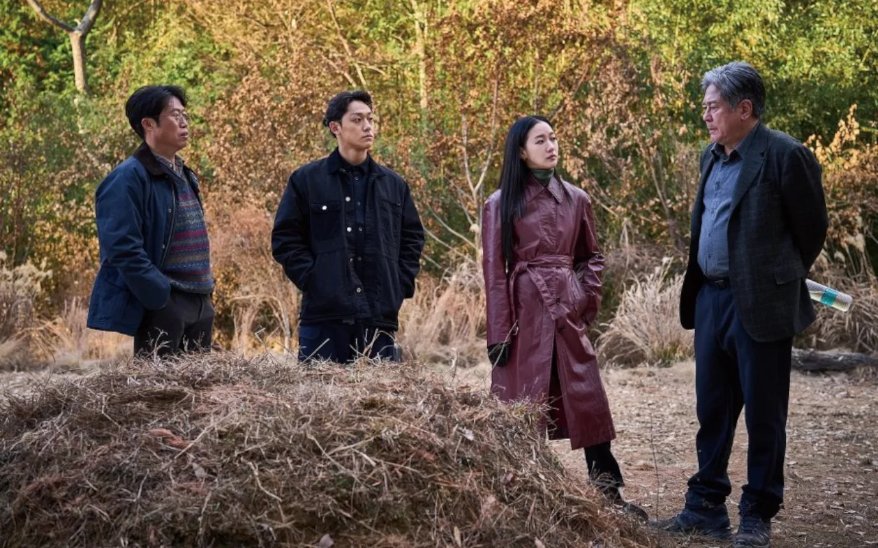 Film Kim Go Eun 'Exhuma' Dicurigai Lakukan Kekerasan pada Hewan
