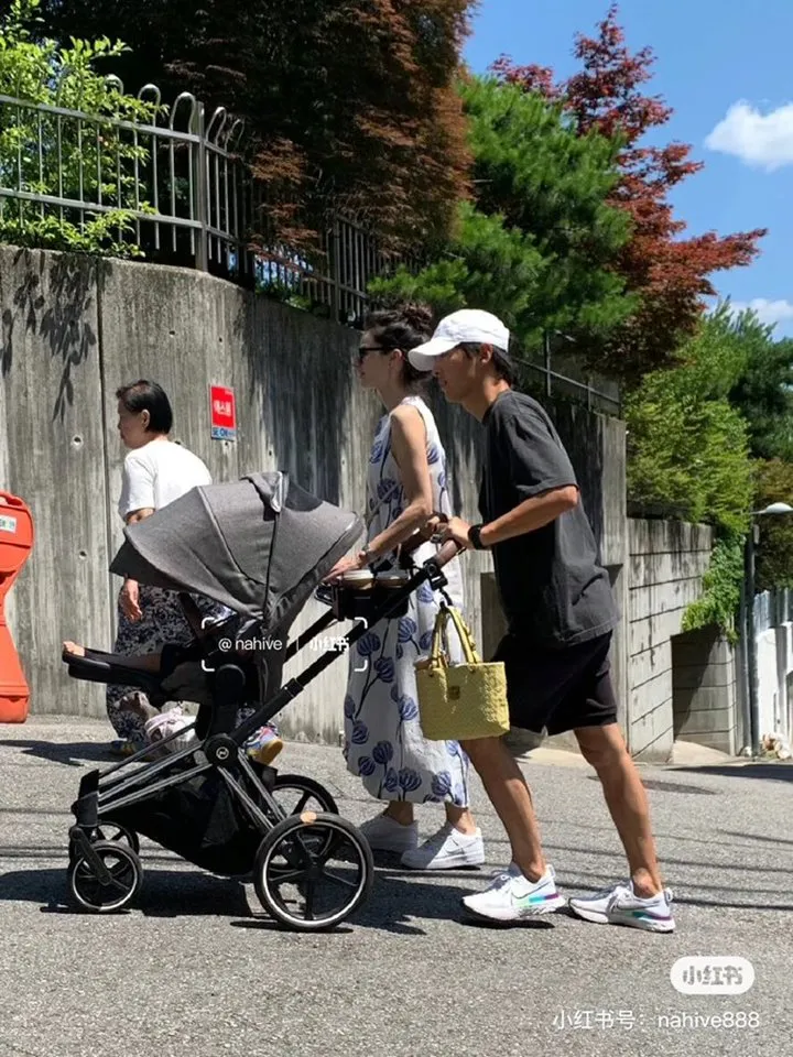 Song Joong Ki Tunjukkan Sisi Gentleman saat Temani Istri dan Anak Jalan-Jalan di Seoul