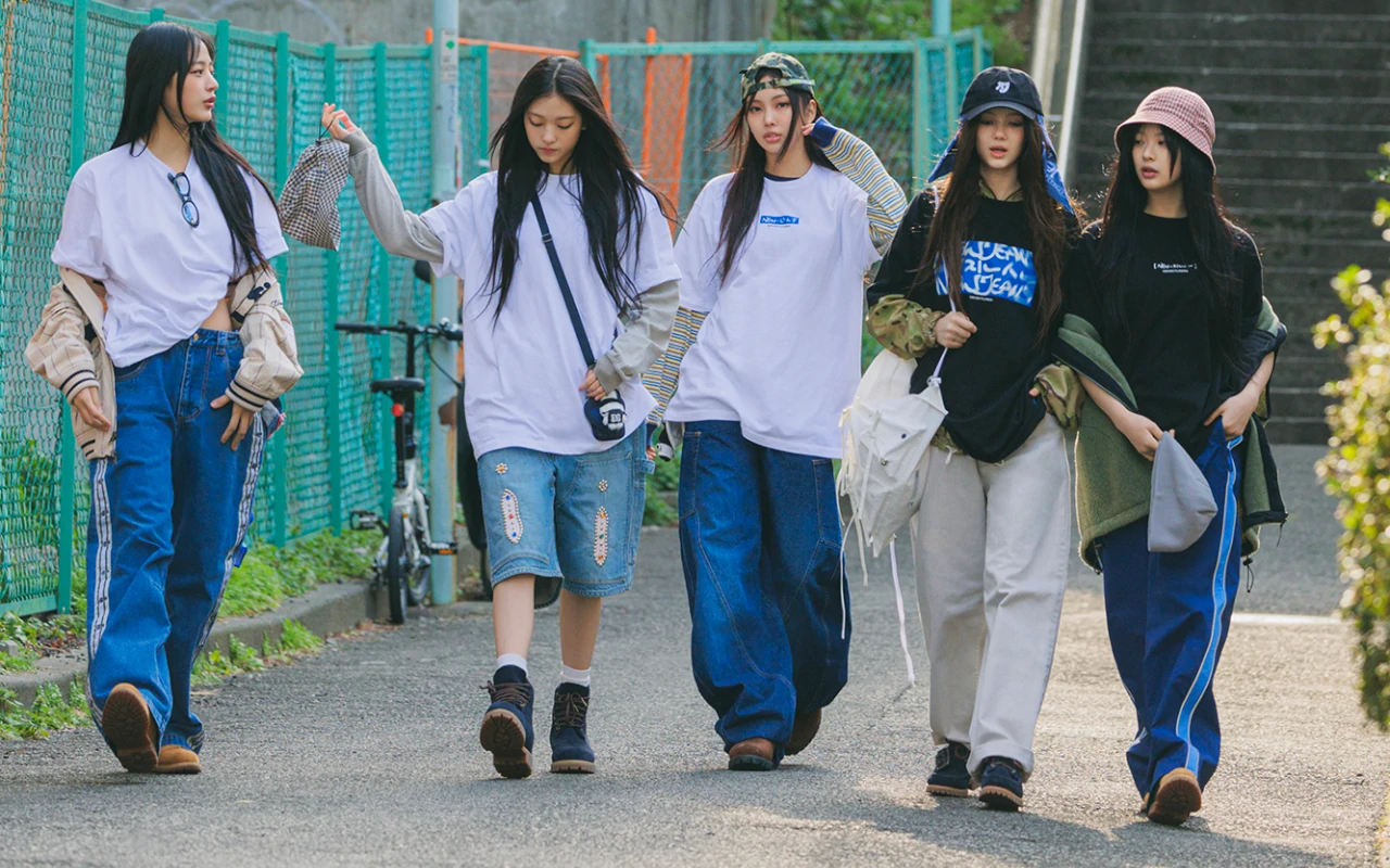 NewJeans Buat Gebrakan Airport Fashion Unik saat OTW ke Jepang Full Team