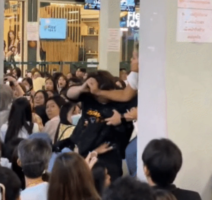 Ekspresi BABYMONSTER Terekam saat Fans & Staf Gelut di Bangkok