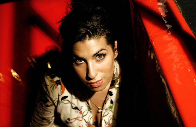 Gambar Foto Amy Winehouse menandatangani kontrak dengan Island Records sejak usia 16 tahun
