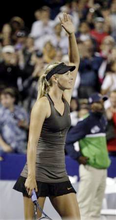 Gambar Foto Maria Sharapova melambaikan tangan usai mengalahkan Daniela Hantuchova