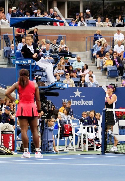 Gambar Foto Serena Williams mendapat penjelasan dari juri atas protes yang dilayangkan Serena