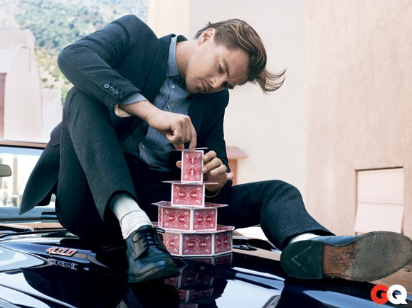 Gambar Foto Leonardo DiCaprio dalam balutan jas Armani dan kemeja Rag & Bone di Majalah GQ