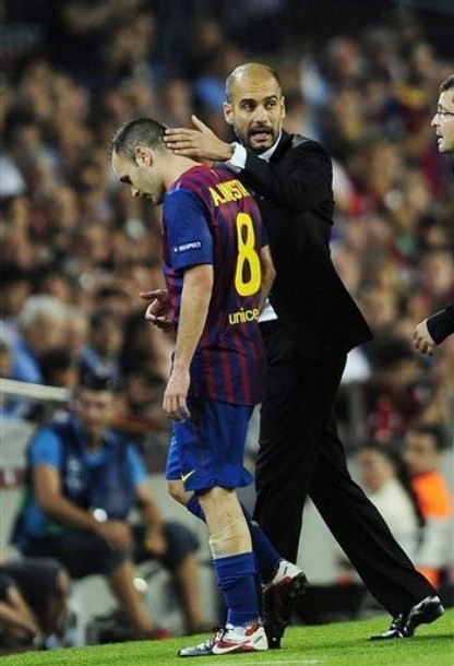 Gambar Foto Pelath Barcelona, Pep Guardiola, memberikan semangat kepada Iniesta saat ditarik karena cedera
