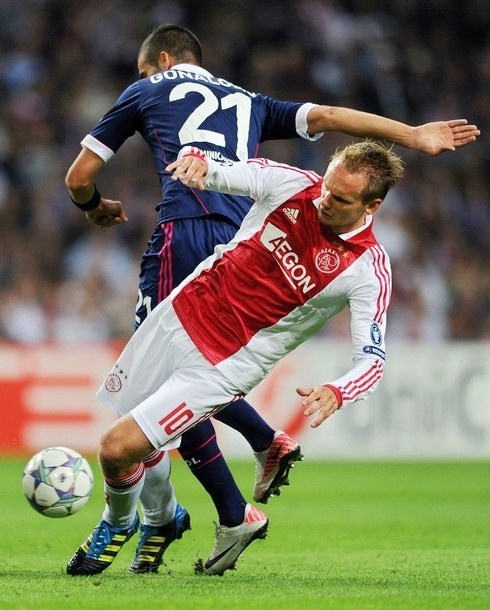 Gambar Foto Pemain Ajax, Siem de Jong (kanan), berebut bola dengan pemain Olympique Lyonnais, Maxime Gonalons