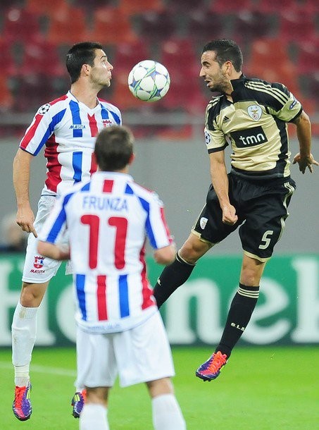 Gambar Foto Pemain Benfica, Ruben Amorim (kanan) berebut bola atas dengan Zoran Ljubinkovic (Otelul Galati)