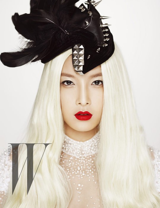 Gambar Foto Yoobin berpose untuk Majalah W Korea edisi September 2011
