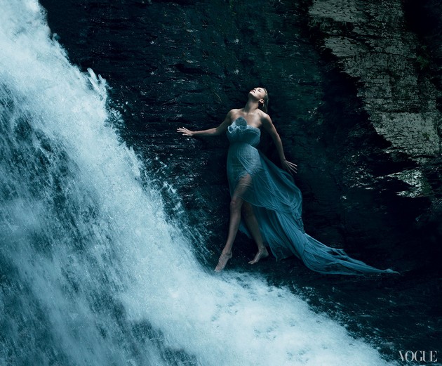 Gambar Foto Charlize Theron di Majalah Vogue Edisi Desember 2011
