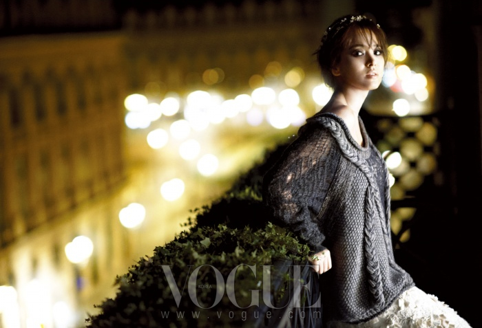 Gambar Foto Song Hye Kyo di majalah Vogue Korea edisi Desember 2011