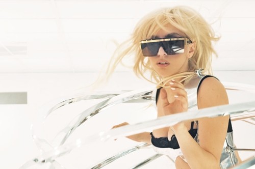 Gambar Foto Pemotretan Lady GaGa dalam Video Musik Bad Romance
