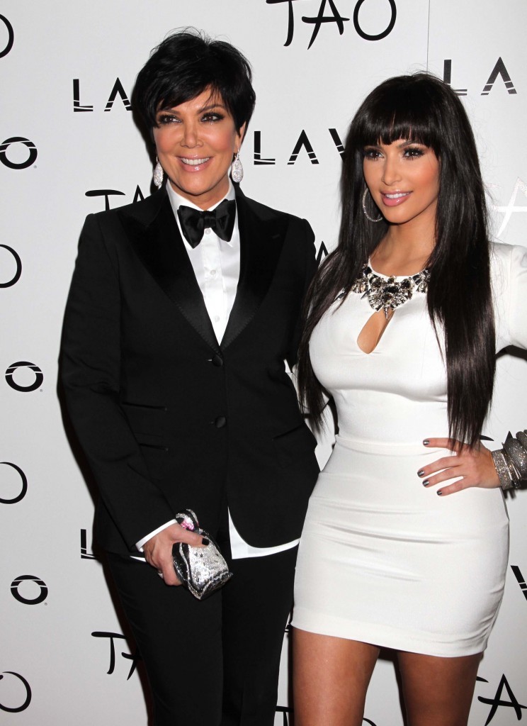 Gambar Foto Kim Kardashian Berpose dengan Kris Jenner dalam Event New Year's Eve 2012 di TAO