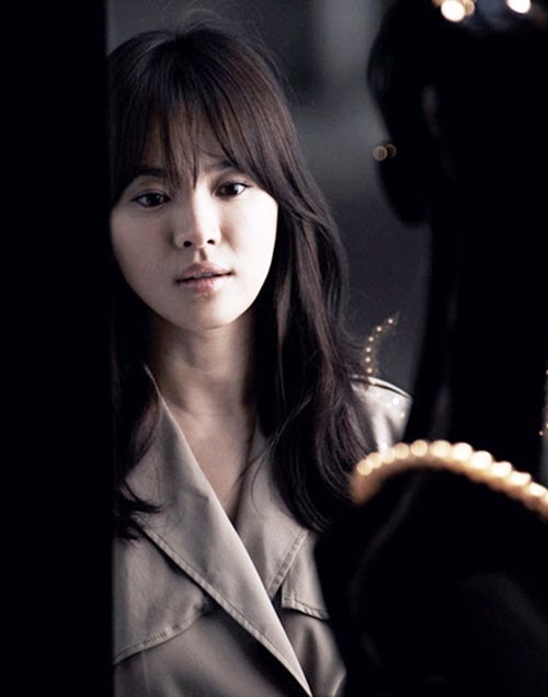Gambar Foto Song Hye Kyo di tengah syuting iklan untuk produk sebuah merek Smartphone