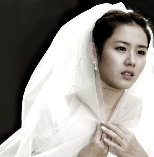 Gambar Foto Son Ye Jin di Pemotretan Bertema Pre Wedding