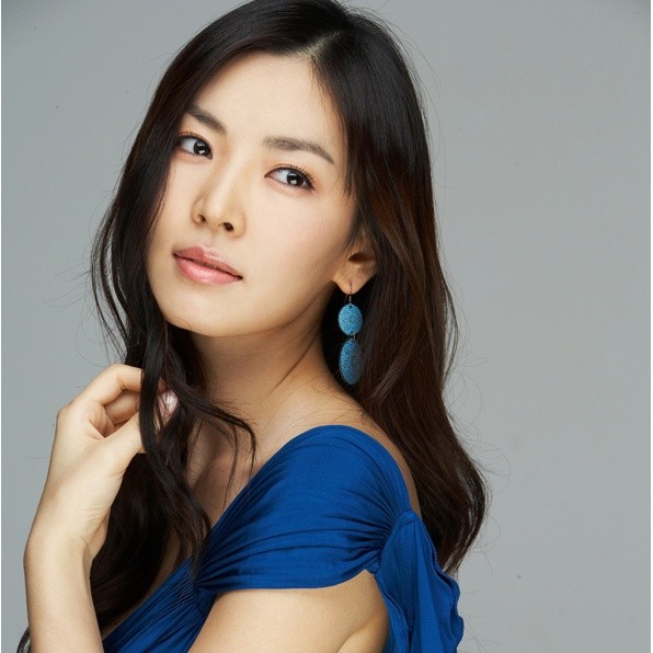 Gambar Foto Kim So Yeon Cantik dengan Gaun Biru