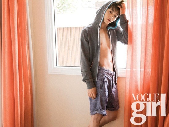Gambar Foto Song Joong Ki Summer Photoshoot Majalah Vogue Girl Edisi Agustus 2011