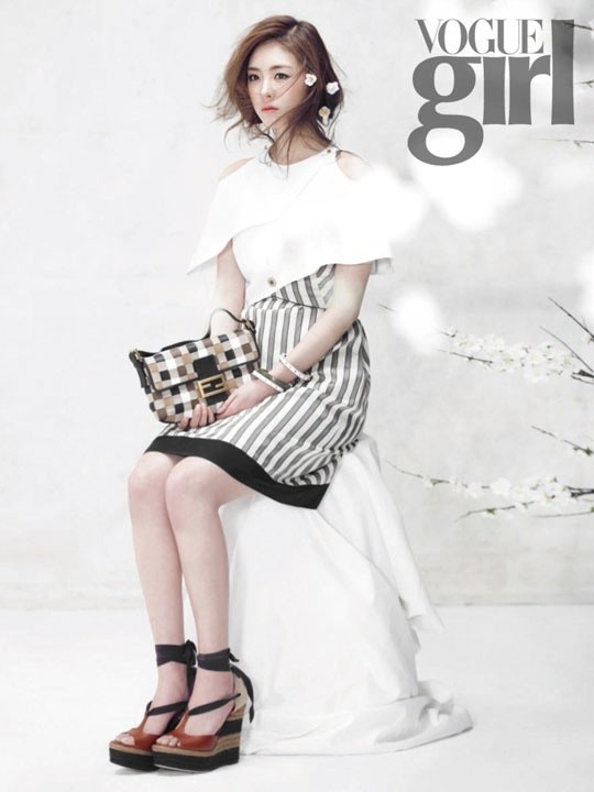 Gambar Foto Lee Yeon Hee di Majalah Vogue Girl Edisi Maret 2012