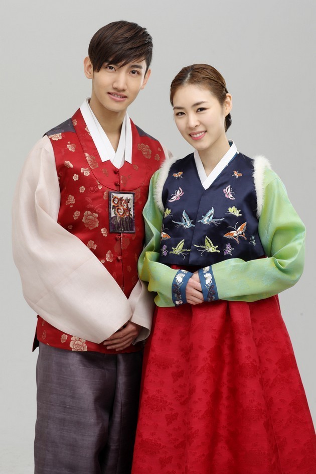 Gambar Foto Max Changmin dan Lee Yeon Hee Tampil Tradisional dengan Hanbok