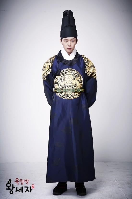 Gambar Foto Micky Yoochun Berperan Sebagai Pangeran Lee Gak di Serial 'Rooftop Prince'