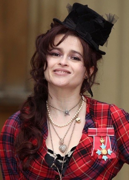 Gambar Foto Helena Bonham Carter Berpose dengan Medali 'Commander of The British Empire' di Upacara Pentahbisan